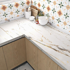 Autocolant marmura autoadeziv alb cu auriu pentru decor elegant