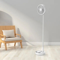 Ventilator alb modern, reglabil, într-o cameră de living