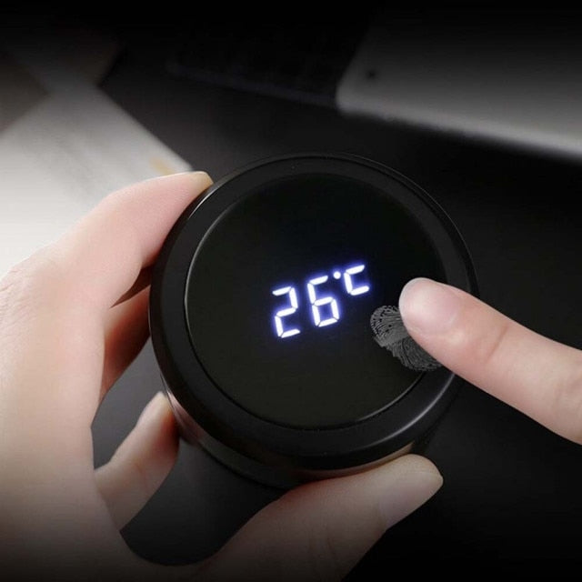 Termos modern negru cu ecran tactil LED, afișaj exact al temperaturii lichidului.