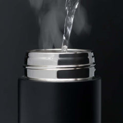 Termos smart cu afișaj digital al temperaturii și pereți dubli izolați pentru băuturi calde și reci.