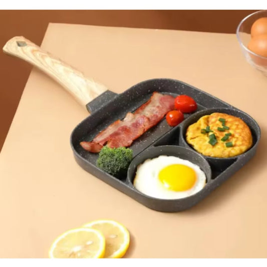 Mic dejun complet preparat în tigaia cu 3 compartimente, incluzând ouă, bacon și legume.