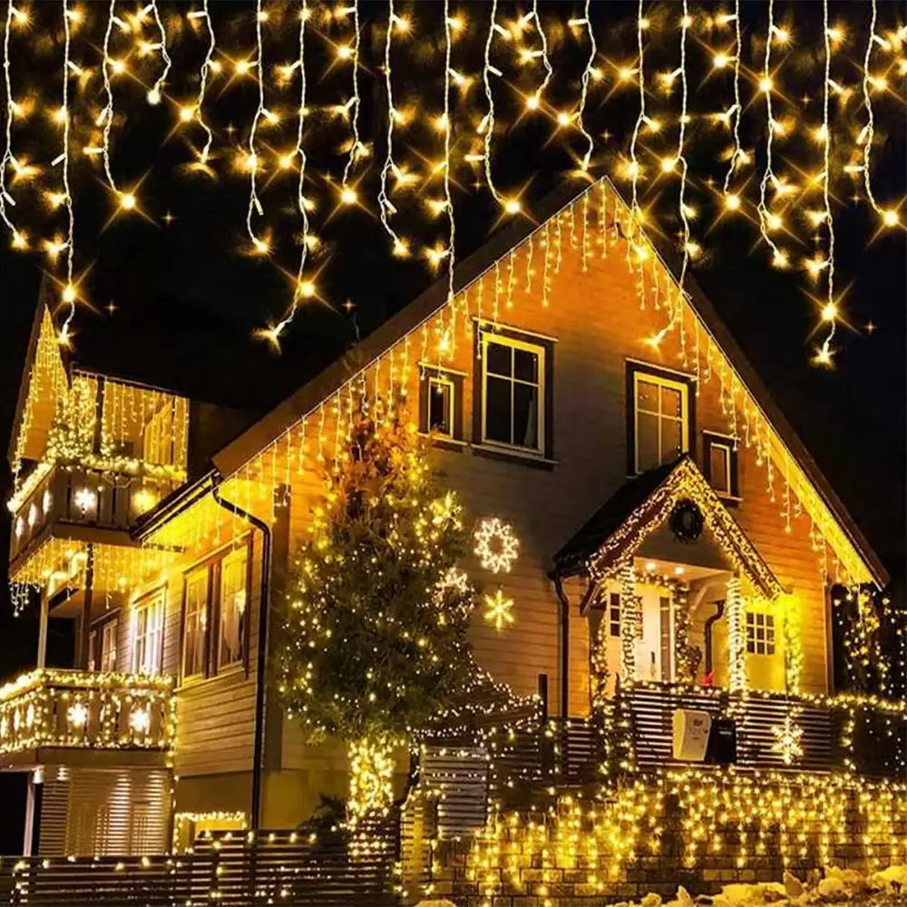 Instalație luminoasă de Crăciun tip turturi cu LED-uri calde pentru decor exterior de sărbători
