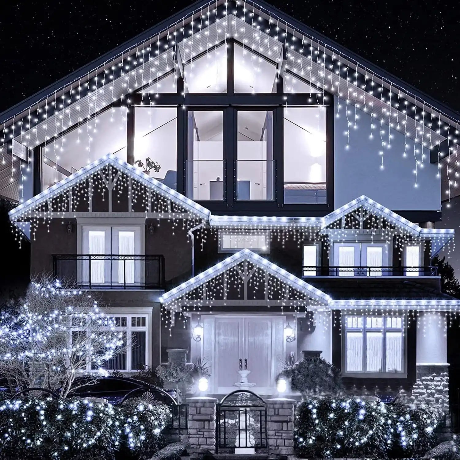 Instalație luminoasă tip turturi cu LED-uri albe reci decorând casa pentru sărbători