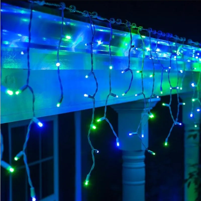 Instalație luminoasă tip turturi multicolor pentru acoperiș și balcon